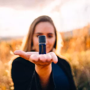 Imagem de capa para o Curso online Formação em Aromaterapia Integrativa ao vivo com Vanessa Puton