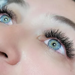 Imagem do curso Curso de Extensão de Cílios do Básico ao Avançado