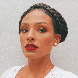 Imagem do curso TRANÇAS EM CABELO CRESPO PARA FORMAÇÃO DE PENTEADOS por BRENDA LEITE