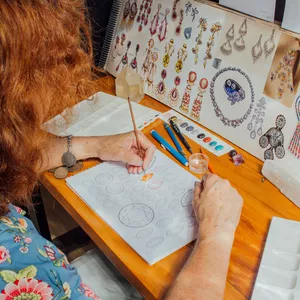 Imagem de capa para o Curso online Desenho de Joias - Brincos e Pendentes