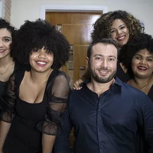 Curso Curso Design de Cachos - Videoaulas de Corte, Cor, Tratamento e Finalização