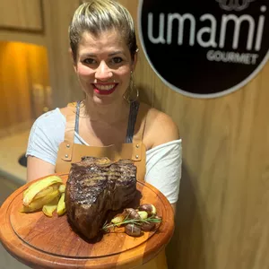 Imagem de capa para o Curso online Aula Prática: T-Bone sem churrasqueira com a Chef Joyce Gusmão