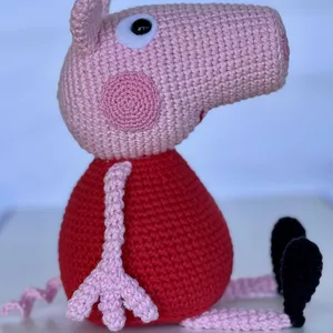 Imagem de capa para o Ebook Receita amigurumi Peppa Pig/ available in English 