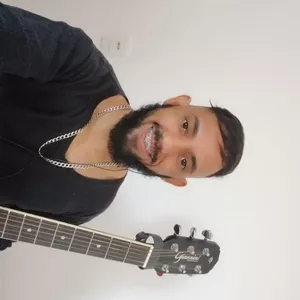 Imagem de capa para o Curso online Curso de Violão Popular Online para Iniciantes, aprenda a tocar violão de uma maneira que você nunca viu.