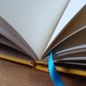 Imagem de capa para o Curso online Workshop de Encadernação Artesanal: CADERNO DE LOMBADA QUADRADA