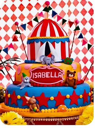Bolo de 3 andares no tema Circo com cores fortes, a tenda no topo do bolo com um elefante saindo dela, na base do bolo um macaco, urso e foca e estrelas do Curso Meu Primeiro Zoológico - Modele 25 Animais em Pasta Americana