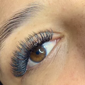 Imagem de capa para o Curso online Alongamento de cílios com 1 pinça! 