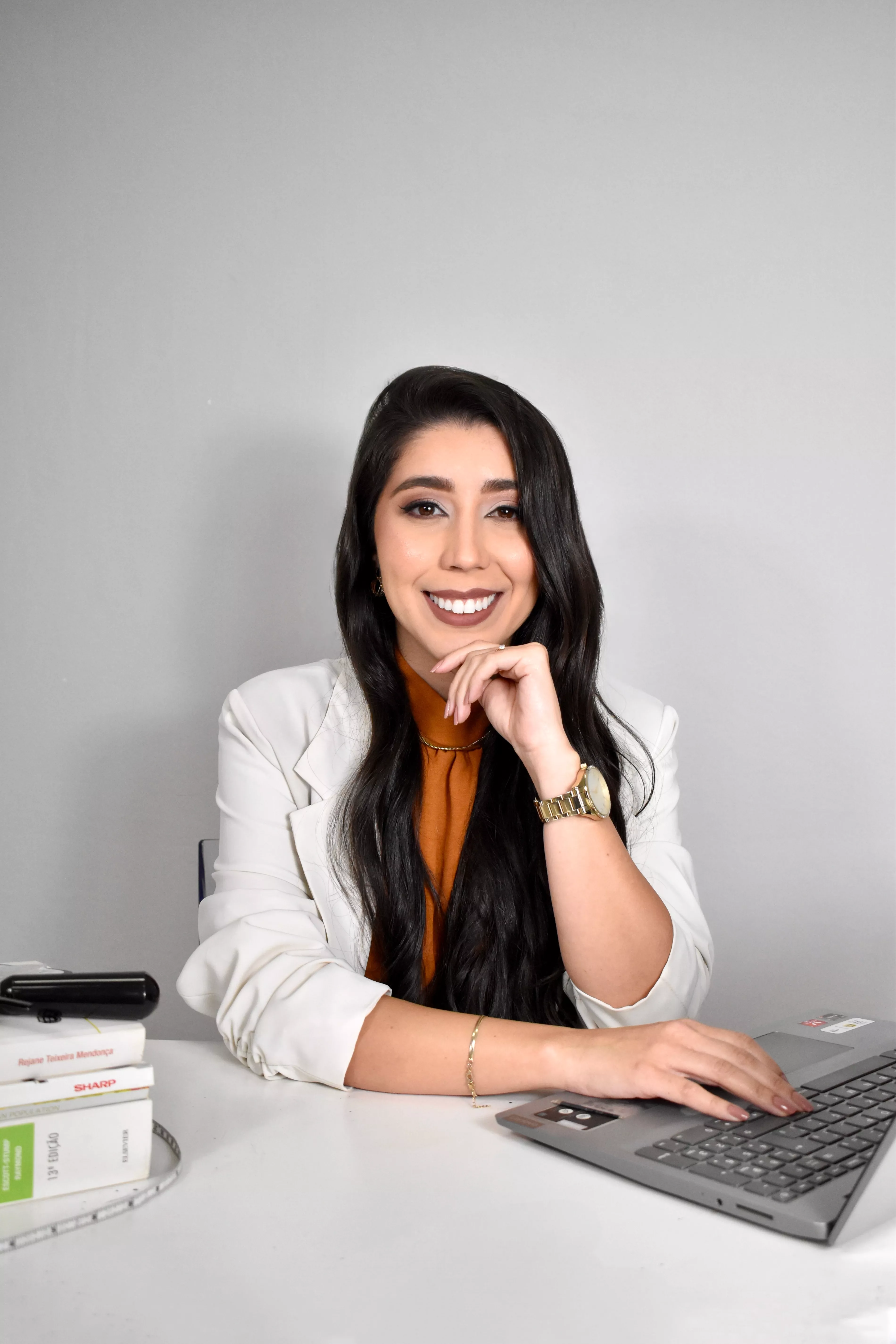 Nutricionista Fernanda Almeida em seu consultorio