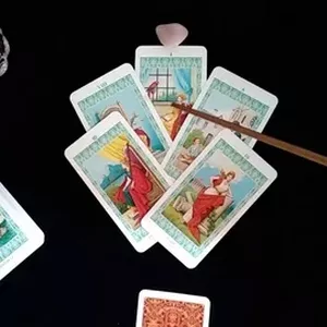Imagen de portada para Curso online Lectura De Tarot Precio: ¡Descubre tu destino con nuestra lectura de tarot! Conocer el futuro nunca fue tan accesible.