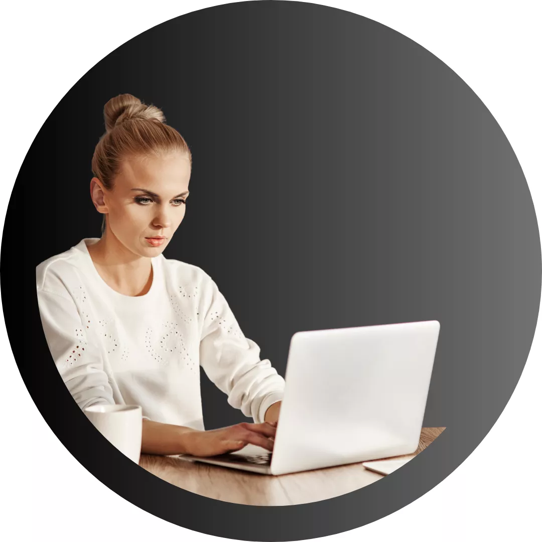 Mulher trabalhando em um notebook. Texto: escrita efetiva na internet. Guia para comunicar com precisão e impacto