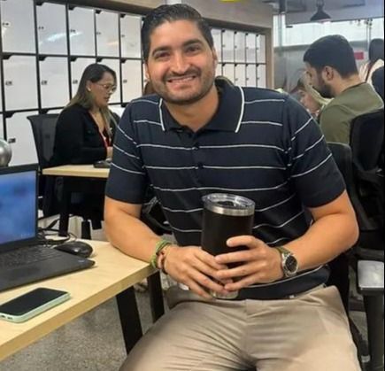 Julián Escobar, Líder de relacionamiento con el cliente