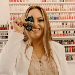 Imagem de capa para o Curso online Destrave com esmaltação em gel e faça 3x mais dinheiro .