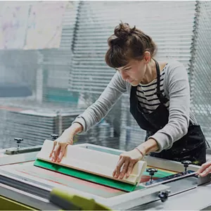 Aprenda como personalizar camisetas em Silk screen avançado na prática