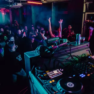 Imagen de portada para Curso online Acceso a DJ Para Evento Academy