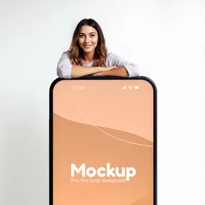 Cover image for Online course Mockup de celular gigante com a mulher atrás