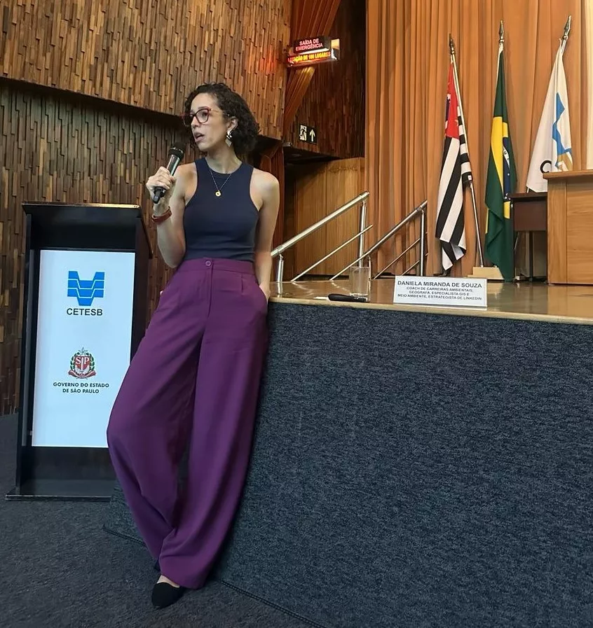 Foto de <a href=https://unsplash.com/pt-br/@jakubzerdzicki?utm_content=creditCopyText&utm_medium=referral&utm_source=unsplash>Jakub Żerdzicki</a> na <a href=https://unsplash.com/pt-br/fotografias/uma-pessoa-usando-um-telefone-celular-enquanto-esta-sentada-na-frente-de-um-laptop-zqdB9BVHp5s?utm_content=creditCopyText&utm_medium=referral&utm_source=unsplash>Unsplash</a> 