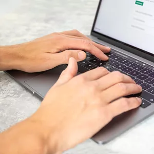 Imagem de capa para o Ebook Curso de Copywriting: Transforme Palavras em Renda Online