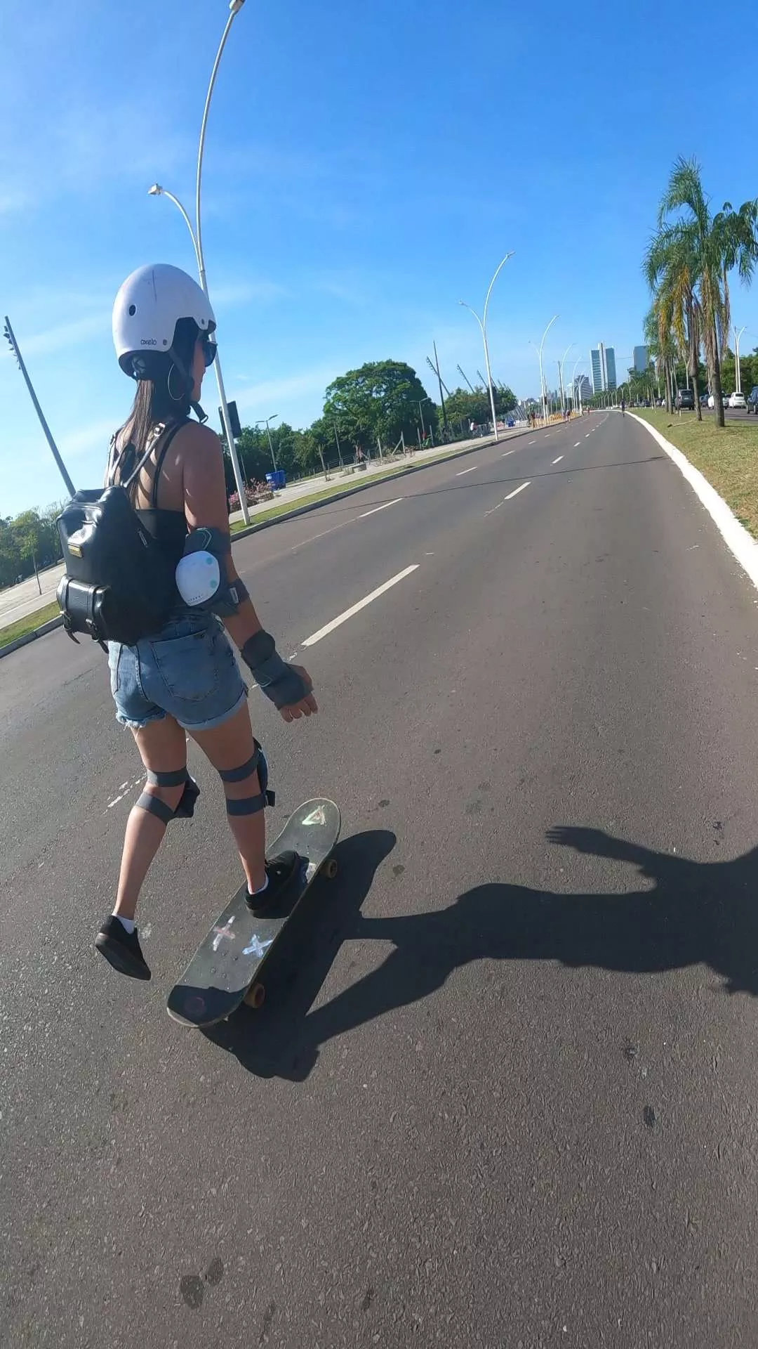 aluna andando de skate na Orla