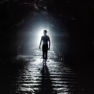 Imagem de capa para o Ebook Luz na Escuridão: Encontrando Força em Momentos Difíceis