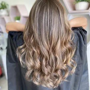 Imagem de capa para o Curso online Técnica de mechas morena iluminada em cabelo crespo 