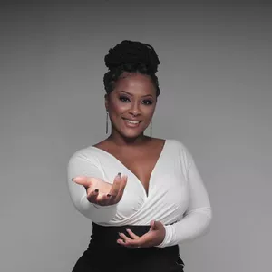 Imagem do curso  CURSO DE TRANÇAS AFRO PARA INICIANTE - TRANCISTA REFERÊNCIA