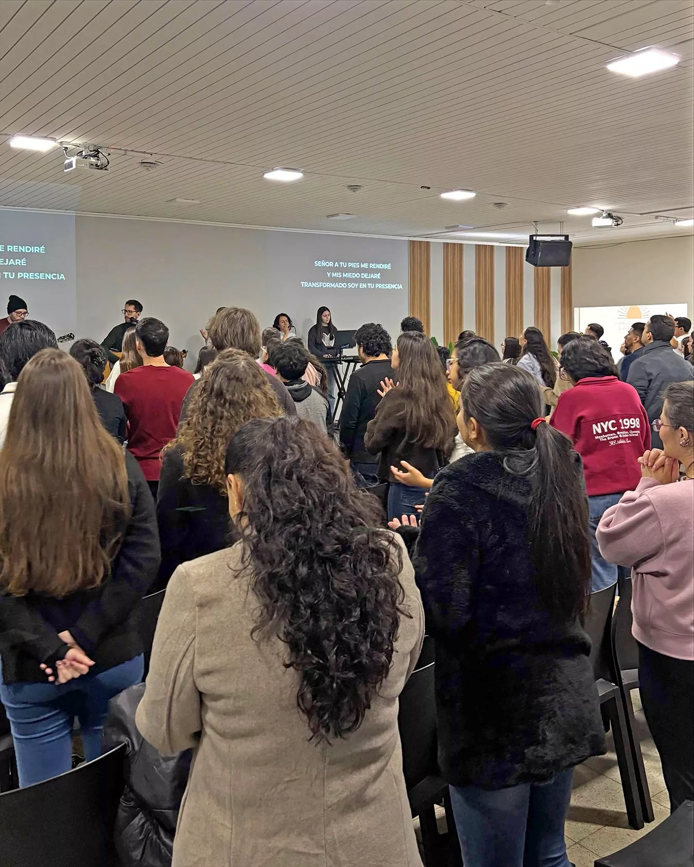 Comunidad de ASL compartiendo junta