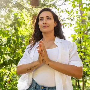 Imagem de capa para o Curso online Série Rituais | Aulas de Yoga intermediárias com Pri Leite