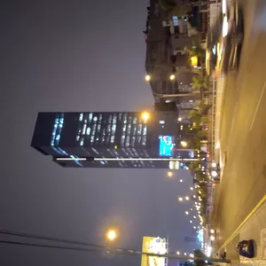 Imagen de portada para Curso online Un edificio muy alto en plena noche. 