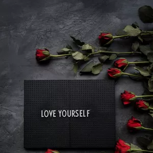 Imagen de portada para Ebook Descubre la importancia del amor propio en tu vida diaria