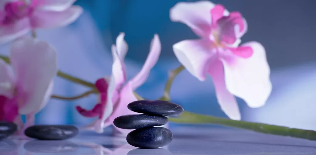 El masaje relajante con piedras calientes