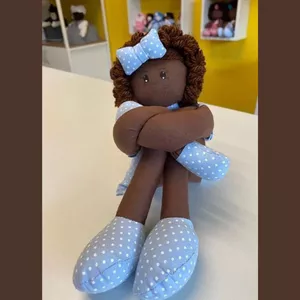 Imagem de capa para o Curso online  Vídeo Aula e Moldes  Boneca Pernuda Menor