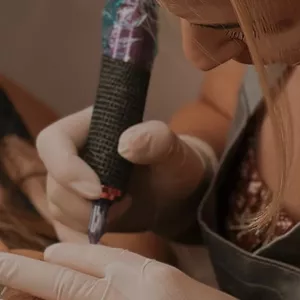 Imagen de portada para Curso online Curso profesional de micropigmentación de cejas: De principiante a experto