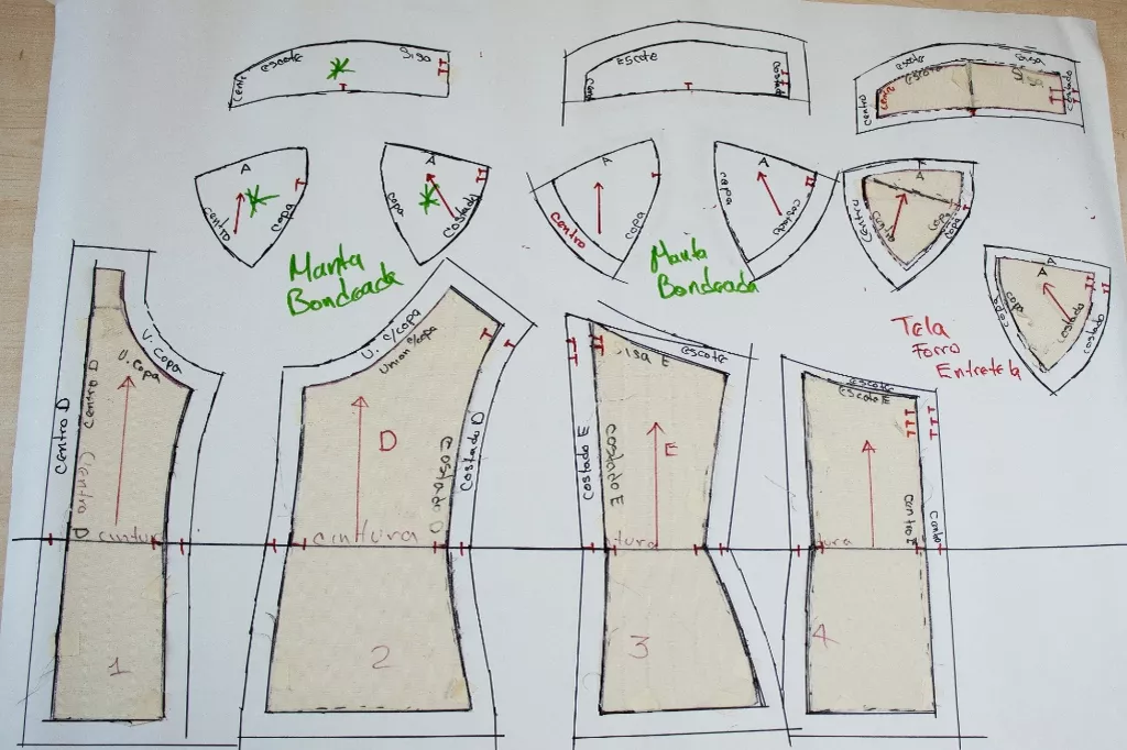 CORSET CON COPA SOBRE MANIQUÍ