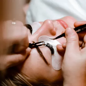 Imagem do curso Curso Iniciante de Extensão de Cílios em Tela: Beleza em 30 Minutos