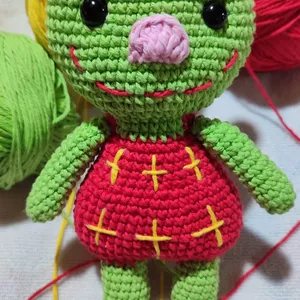 Imagen de portada para Ebook El Peluche de Felicia, de la Bebe de Shrek: Ternura en Crochet (Patrón Exclusivo) - Amigurumi Premium