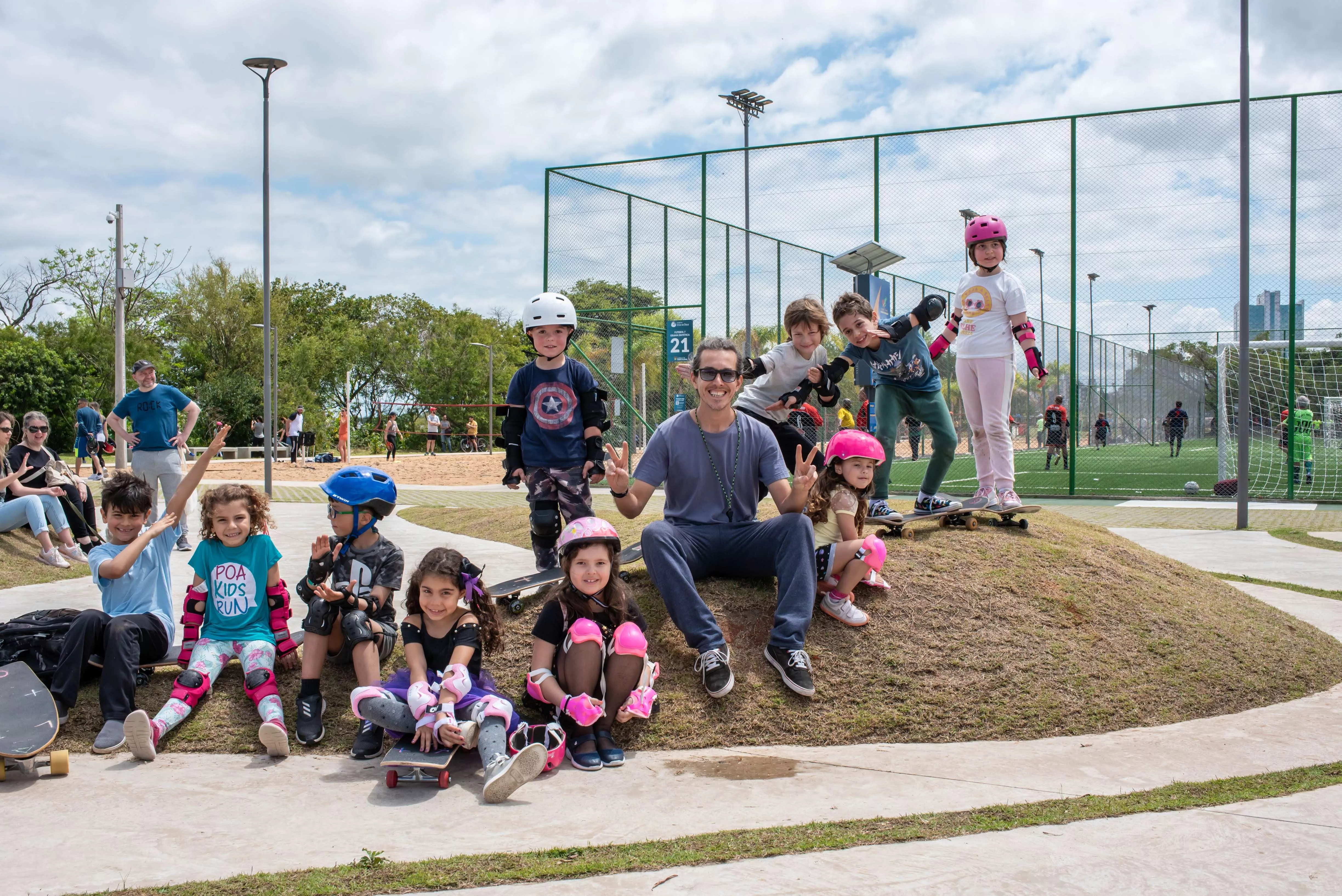 menino andando de skate no IAPI Skatepark
