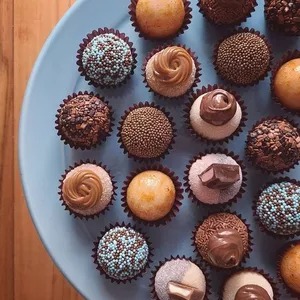 Imagem de capa para o Ebook Brigadeiros Lucrativos - 50% de Comissão 