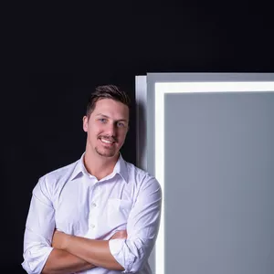 Imagem de capa para o Curso online Frontled Class 2.0 - 1° curso de espelhos de LED do BRASIL