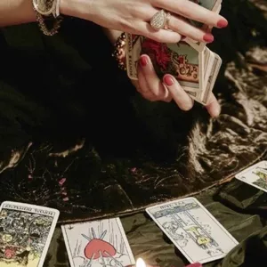 Imagen de portada para Curso online Como leer el tarot? El tarot ,el ser humano y el universo