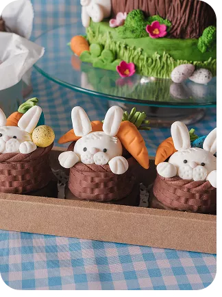 Pães de Mel no tema Páscoa com cores fortes com coelhos saindo das cestas e suas cenouras e ovos ao seu redor do Curso Meu Primeiro Zoológico - Modele 25 Animais em Pasta Americana