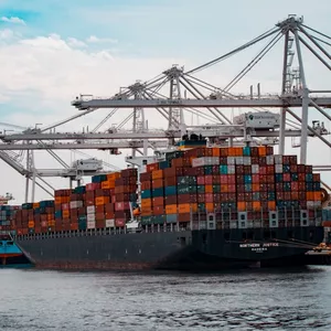 Imagem de capa para o Ebook Aprenda a Importar Diretamente da Fonte: Guia Completo