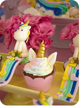 Cupcakes no tema Unicórnio, com apenas as orelhas e chifres e também com o unicórnio inteiro do Curso Meu Primeiro Zoológico - Modele 25 Animais em Pasta Americana