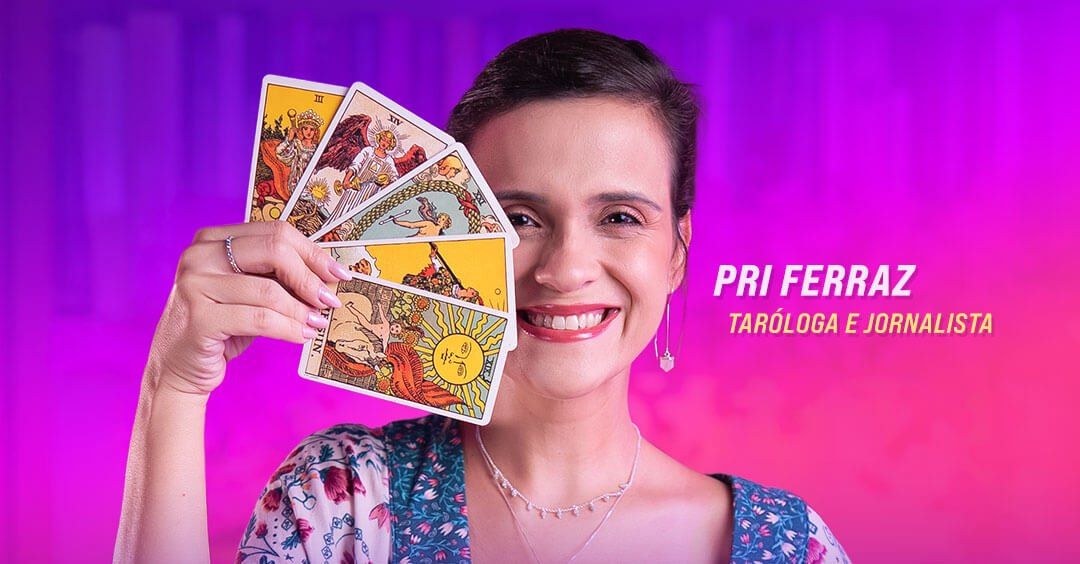 Pri Ferraz segurando um Baralho de Tarot