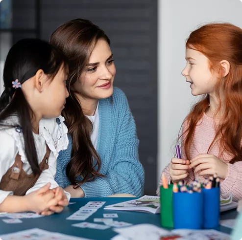 profesora-com-crianças-mediadores-mirins