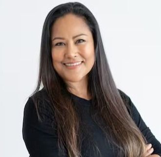 🔹Lucía Torres, Abogada Corporativa.