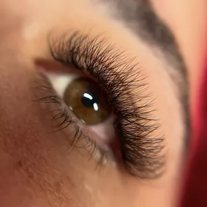 Imagen de portada para Ebook Tu Arte, Tu Móvil, Tu Éxito: Guía Visual para Fotografía de Pestañas”