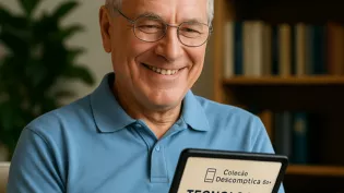 Foto do Fernando Lima, 72 anos, usando um tablet