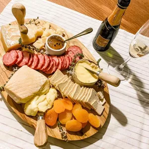 Imagem de capa para o Curso online Masterclass Queijos & Vinhos