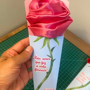 Imagem de capa para o Ebook LEMBRANÇA DIA DAS MÃES CARTÃO PORTA TOUCA 