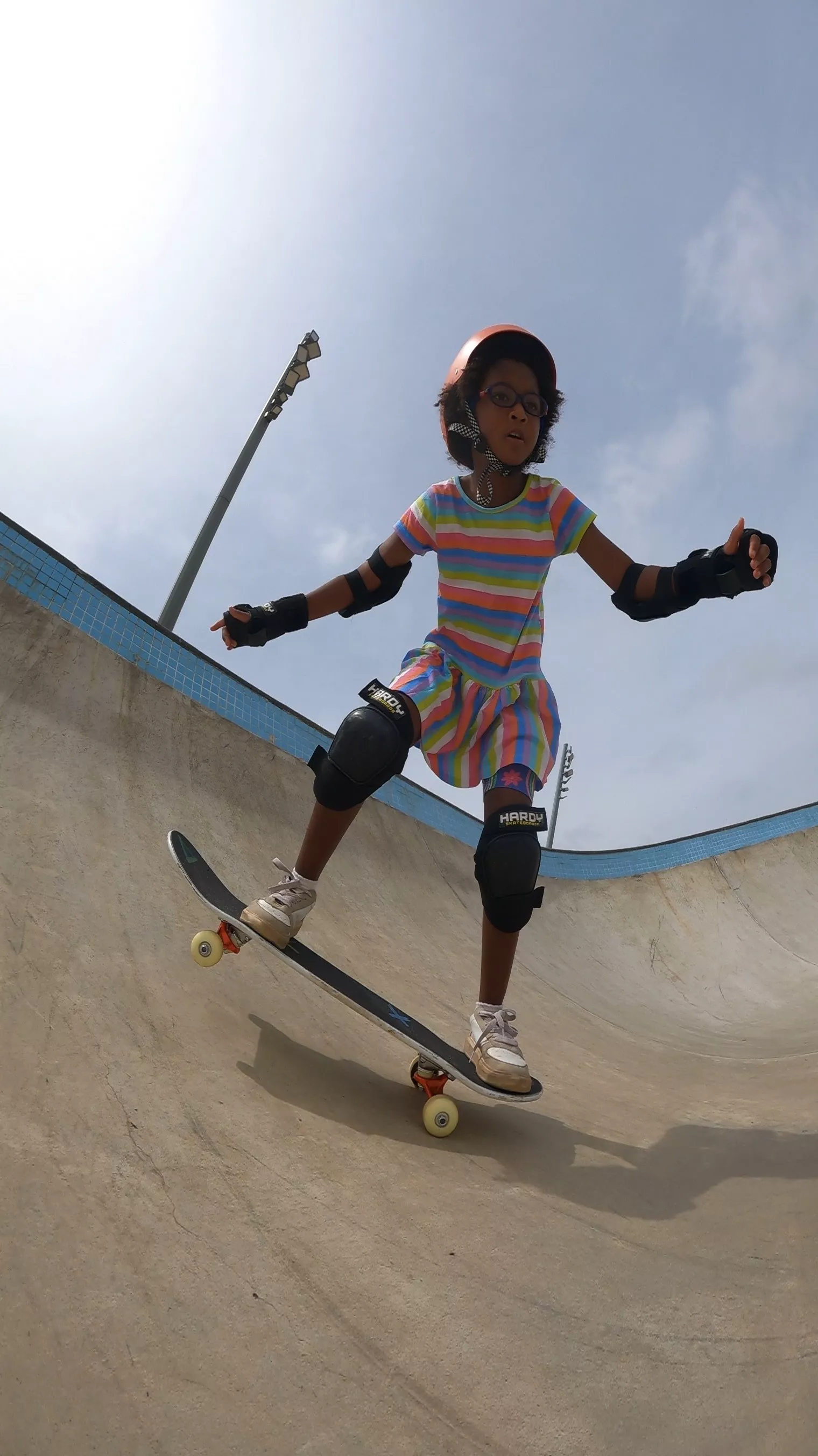 Pai e filho na aula de skate